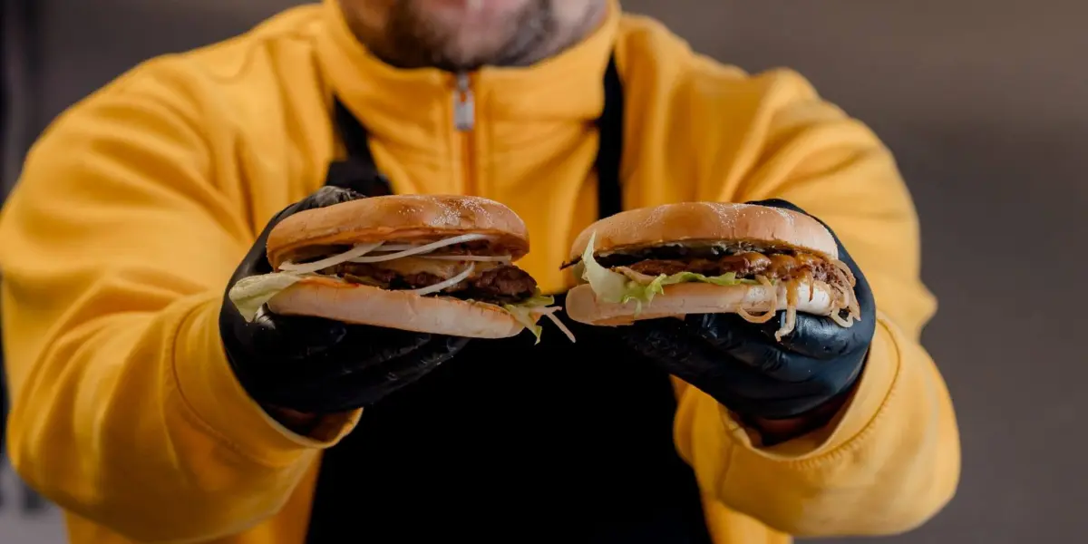 Foodtruck med smashburgere og flæskestegssandwich